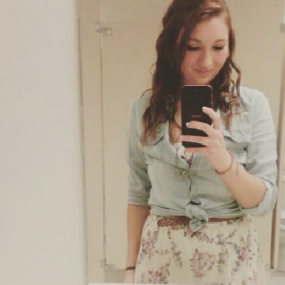 Meet your Posher, Alyssa - Picture 2 of 2